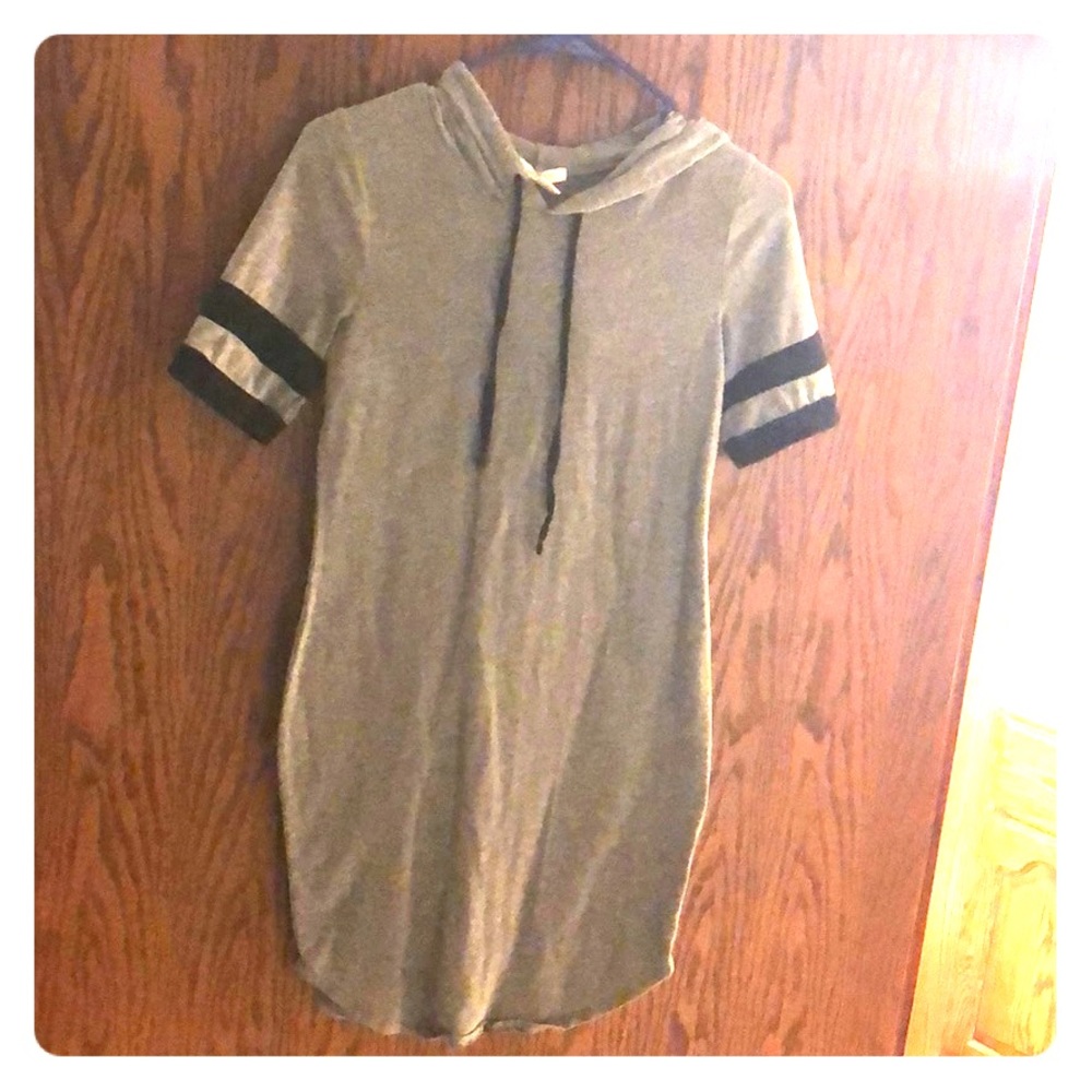 Sporty fitted dress with sleeves